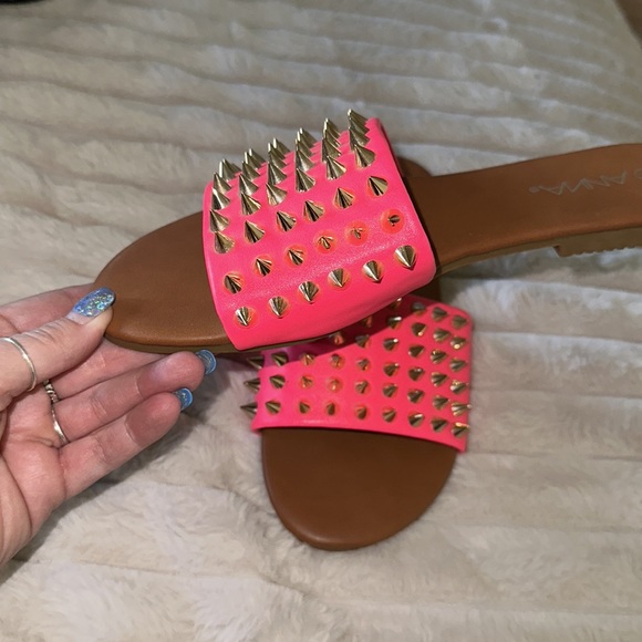 Size 7 neon pink gold spiked slides - Picture 2 of 4